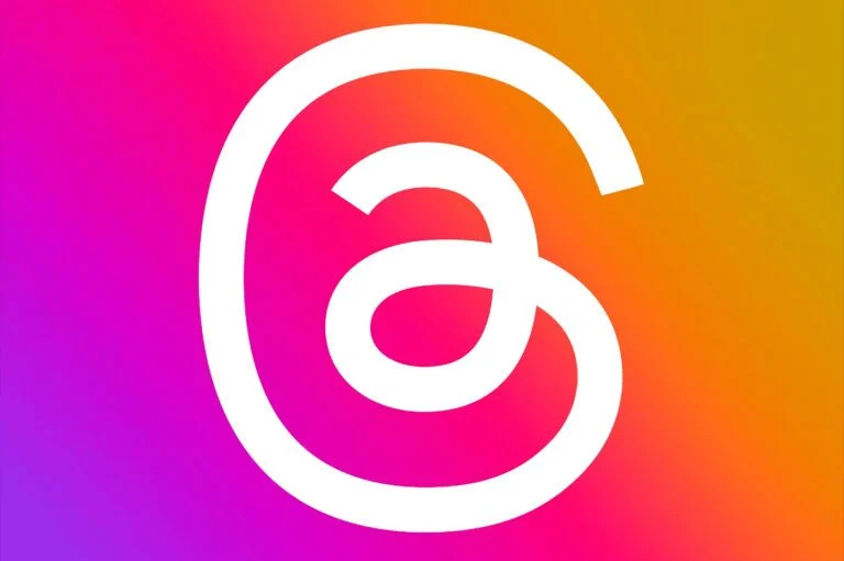 Threads Logo on a Instagram like background